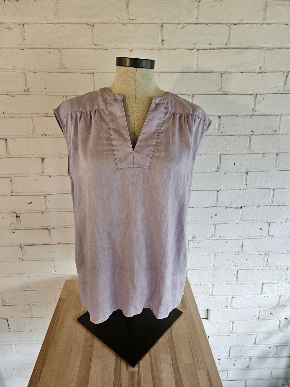 Lord & Taylor 100% Linen Sleeveless Split V-Neck Blouse in Lavender